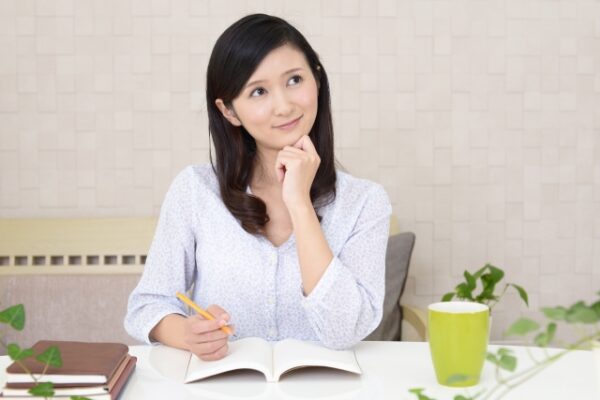 試験勉強する女性